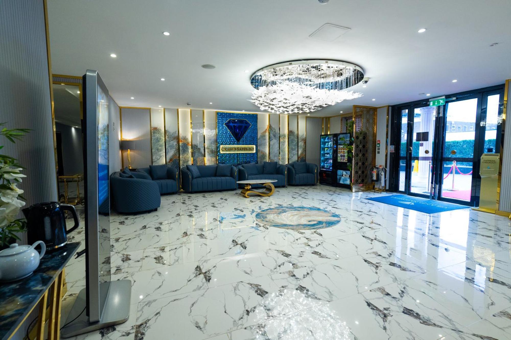 แกรนด์ แซฟไฟร์ โฮเทล แอนด์ แบนเคว็ตติง Hotel ครอยดอน ภายนอก รูปภาพ