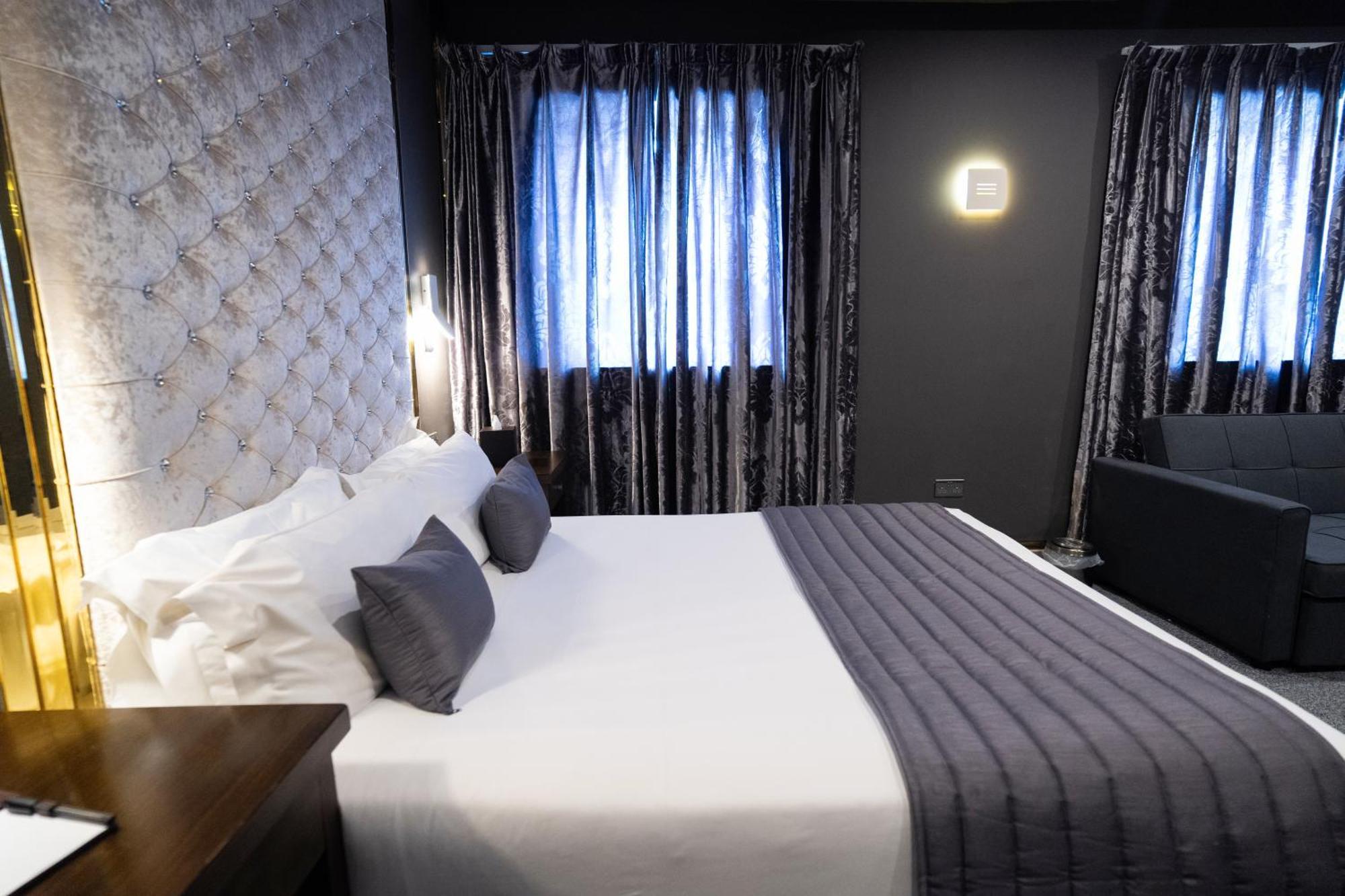 แกรนด์ แซฟไฟร์ โฮเทล แอนด์ แบนเคว็ตติง Hotel ครอยดอน ภายนอก รูปภาพ