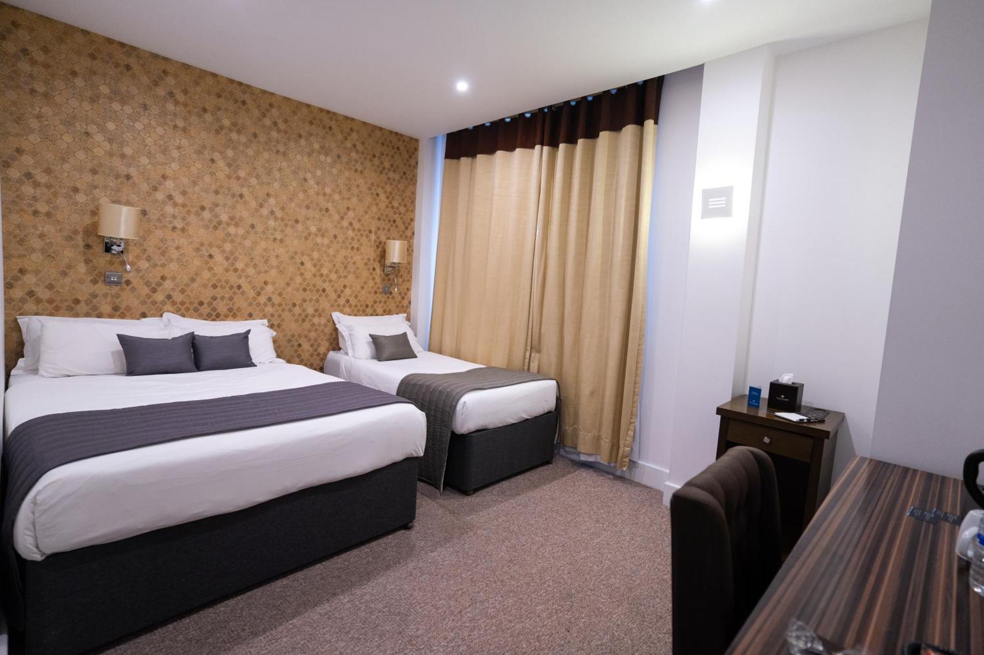 แกรนด์ แซฟไฟร์ โฮเทล แอนด์ แบนเคว็ตติง Hotel ครอยดอน ภายนอก รูปภาพ