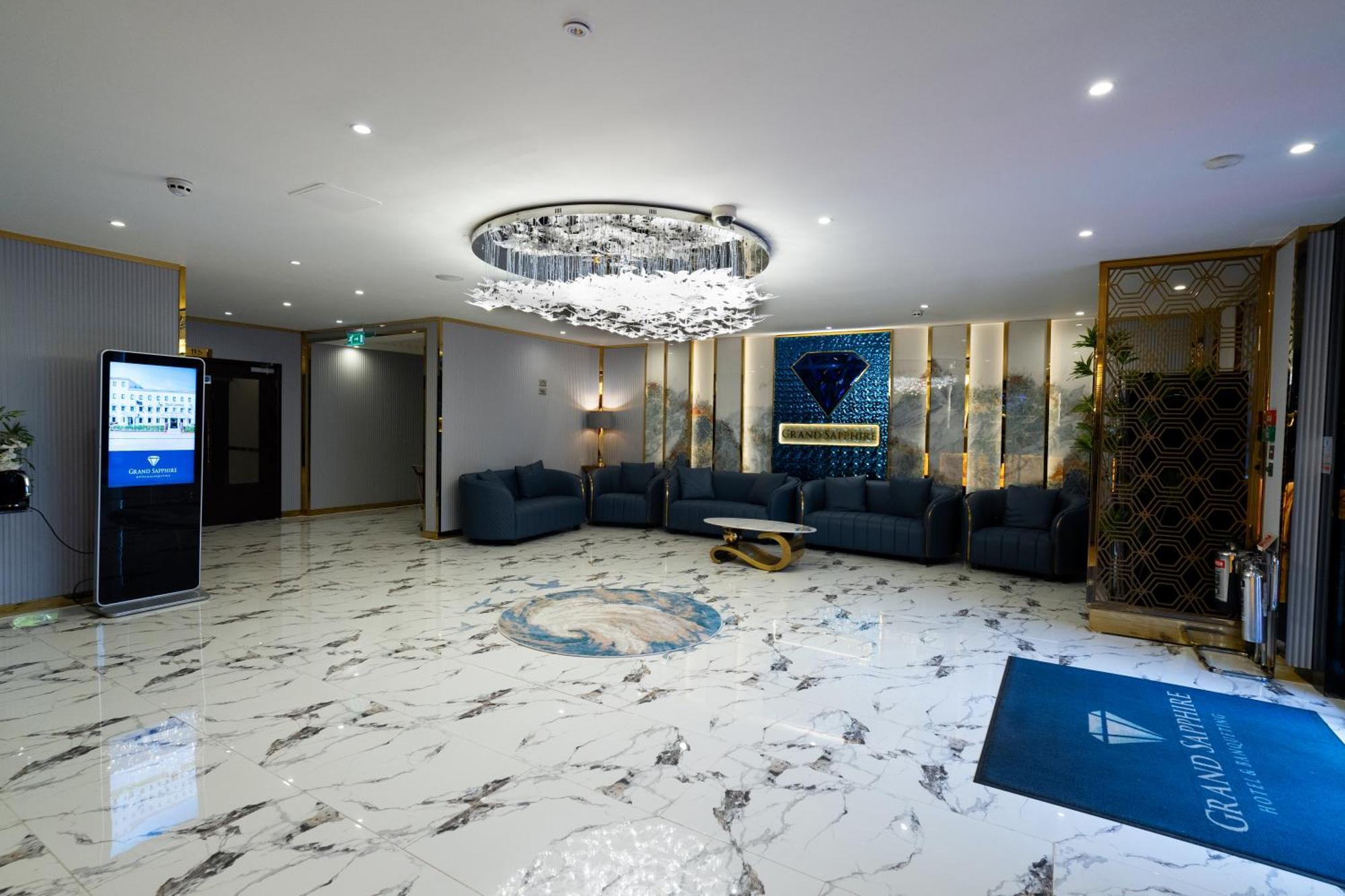 แกรนด์ แซฟไฟร์ โฮเทล แอนด์ แบนเคว็ตติง Hotel ครอยดอน ภายนอก รูปภาพ