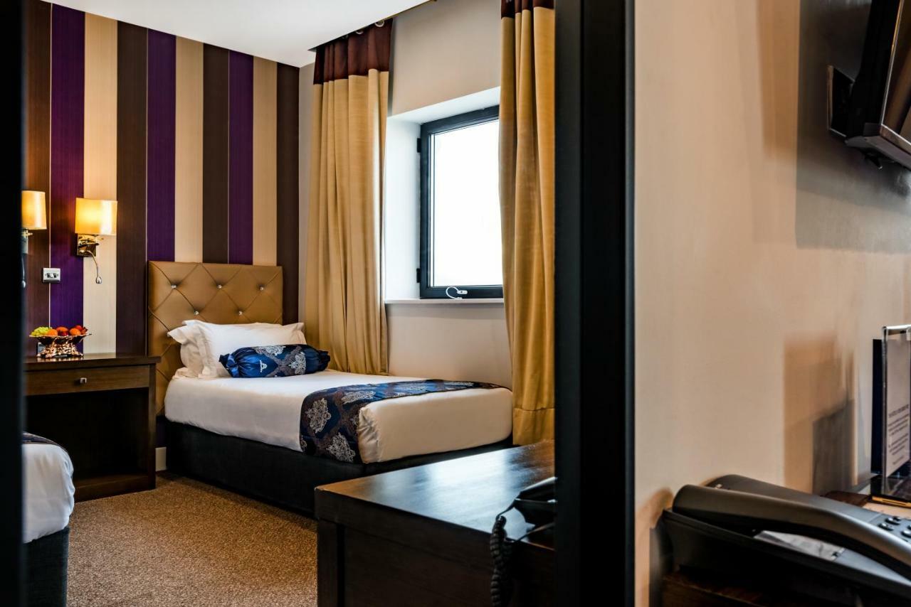 แกรนด์ แซฟไฟร์ โฮเทล แอนด์ แบนเคว็ตติง Hotel ครอยดอน ภายนอก รูปภาพ