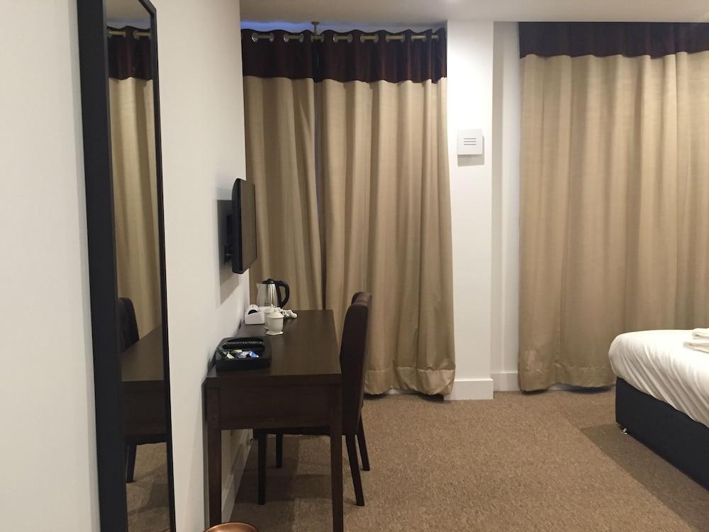แกรนด์ แซฟไฟร์ โฮเทล แอนด์ แบนเคว็ตติง Hotel ครอยดอน ภายนอก รูปภาพ