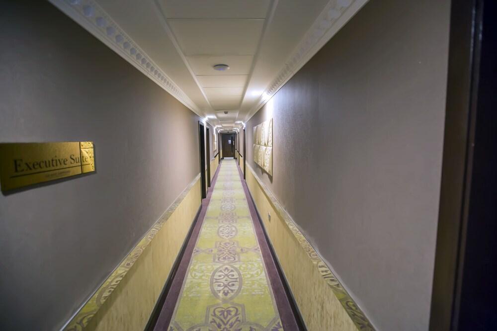 แกรนด์ แซฟไฟร์ โฮเทล แอนด์ แบนเคว็ตติง Hotel ครอยดอน ภายนอก รูปภาพ